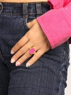 Anillo Signet Bean Neon Pink Enamel Baño Oro